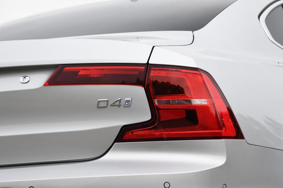 Детали экстерьера Volvo S90 D4 R-Design 2016 года  (UK) (фото 3 из 15)